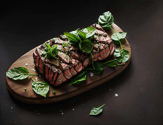 JPG 스튜디오촬영 편집이미지 음식 육류 스테이크 사람없음 토핑 바질 나무쟁반 편집실사 AI포토 AI콘텐츠 식재료 쟁반 서양음식 실내 목재 CG 파일형식