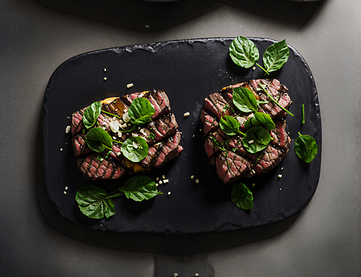 JPG 스튜디오촬영 편집이미지 음식 육류 스테이크 사람없음 하이앵글 토핑 바질 돌판 편집실사 AI포토 AI콘텐츠 뷰포인트 식재료 서양음식 실내 돌_바위 CG 파일형식