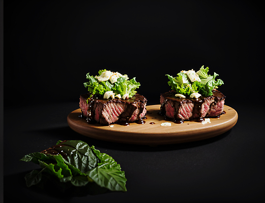 JPG 스튜디오촬영 편집이미지 음식 채소 육류 스테이크 사람없음 토핑 나무쟁반 편집실사 AI포토 AI콘텐츠 식재료 쟁반 서양음식 실내 목재 CG 파일형식