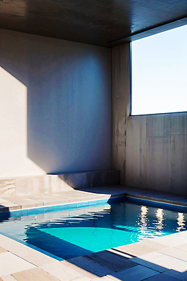 JPG 편집이미지 창문 수영장 실내 그림자 사람없음 건물 디지털합성 편집실사 AI포토 AI콘텐츠 건축물 내부 CG 파일형식