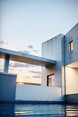 JPG 구름 편집이미지 하늘 수영장 풍경 사람없음 건물 일몰 디지털합성 편집실사 AI포토 AI콘텐츠 자연요소 건축물 노을 CG 파일형식