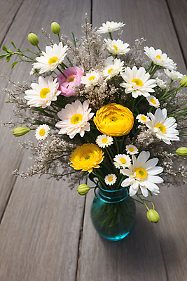 JPG 편집이미지 꽃다발 실내 사람없음 꽃병 데이지 안개꽃 라넌큘러스 생화 편집실사 AI포토 AI콘텐츠 꽃 내부 CG 한해살이풀 파일형식