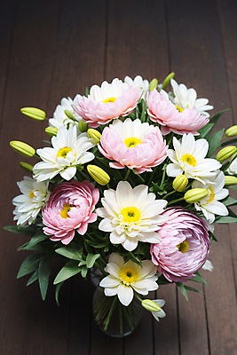 JPG 편집이미지 꽃다발 실내 사람없음 꽃병 꽃봉오리 데이지 거베라 라넌큘러스 생화 편집실사 AI포토 AI콘텐츠 꽃 내부 CG 파일형식