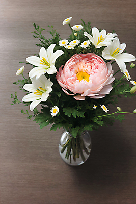 JPG 편집이미지 꽃다발 실내 사람없음 꽃병 백합 데이지 라넌큘러스 생화 편집실사 AI포토 AI콘텐츠 꽃 내부 CG 파일형식