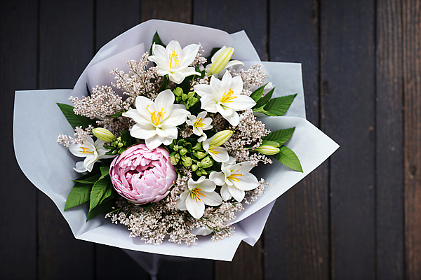 JPG 편집이미지 꽃다발 실내 사람없음 하이앵글 백합 안개꽃 라넌큘러스 생화 편집실사 AI포토 AI콘텐츠 꽃 뷰포인트 내부 CG 한해살이풀 파일형식