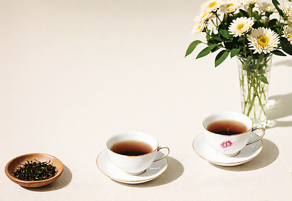 JPG 편집이미지 꽃 실내 사람없음 꽃병 차 찻잔 오브젝트 찻잎 편집실사 AI포토 AI콘텐츠 식물 음료 잔 내부 차_음료 CG 파일형식