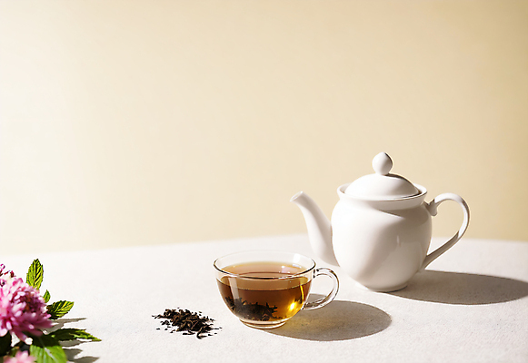 JPG 편집이미지 꽃 실내 사람없음 차 찻잔 찻주전자 오브젝트 찻잎 편집실사 AI포토 AI콘텐츠 식물 음료 주전자 잔 내부 차_음료 CG 파일형식