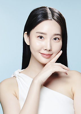 포토 JPG 스튜디오촬영 응시 여자 한명 미소 손짓 상반신 20대 성인 앞모습 뷰티 한국인 의료성형뷰티 성인여자한명만 국내포토 1 시선 뷰포인트 모션 실내 표정 사람 동양인 청년 여자한명만 성인여자만 파일형식