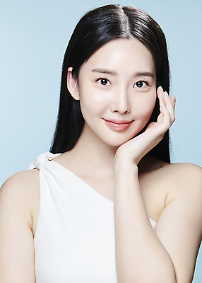 포토 JPG 스튜디오촬영 응시 여자 한명 미소 상반신 20대 성인 앞모습 뷰티 턱괴기 한국인 의료성형뷰티 성인여자한명만 국내포토 1 시선 뷰포인트 모션 실내 표정 사람 동양인 청년 여자한명만 성인여자만 파일형식