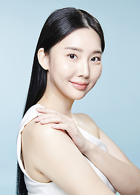 포토 JPG 스튜디오촬영 응시 여자 한명 미소 상반신 20대 성인 옆모습 뷰티 한국인 의료성형뷰티 성인여자한명만 어깨에손 국내포토 1 시선 뷰포인트 모션 실내 표정 사람 동양인 청년 여자한명만 성인여자만 파일형식