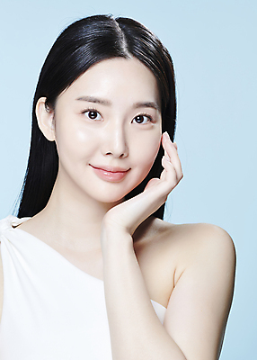 포토 JPG 스튜디오촬영 응시 여자 한명 미소 상반신 20대 성인 앞모습 뷰티 턱괴기 한국인 의료성형뷰티 성인여자한명만 국내포토 1 시선 뷰포인트 모션 실내 표정 사람 동양인 청년 여자한명만 성인여자만 파일형식