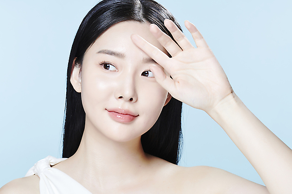 포토 JPG 스튜디오촬영 여자 한명 미소 손짓 상반신 20대 성인 앞모습 뷰티 손들기 한국인 가림 의료성형뷰티 성인여자한명만 국내포토 1 뷰포인트 모션 실내 표정 사람 동양인 청년 여자한명만 성인여자만 파일형식