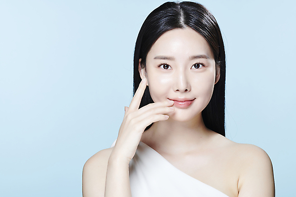 포토 JPG 스튜디오촬영 응시 여자 한명 미소 손짓 상반신 20대 성인 앞모습 뷰티 한국인 의료성형뷰티 성인여자한명만 국내포토 1 시선 뷰포인트 모션 실내 표정 사람 동양인 청년 여자한명만 성인여자만 파일형식