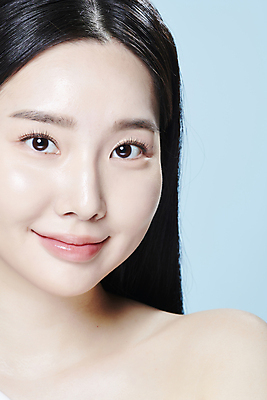 포토 JPG 스튜디오촬영 응시 여자 한명 미소 근접촬영 상반신 20대 성인 앞모습 뷰티 한국인 의료성형뷰티 성인여자한명만 국내포토 1 시선 뷰포인트 실내 표정 사람 동양인 청년 여자한명만 성인여자만 파일형식