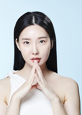 포토 JPG 스튜디오촬영 응시 여자 무표정 한명 상반신 20대 성인 앞모습 뷰티 한국인 손모으기 의료성형뷰티 성인여자한명만 국내포토 1 시선 감정 뷰포인트 실내 표정 사람 동양인 손짓 청년 여자한명만 성인여자만 파일형식