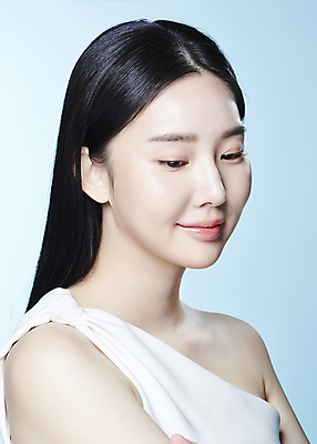 포토 JPG 스튜디오촬영 응시 여자 한명 미소 상반신 20대 성인 옆모습 뷰티 한국인 의료성형뷰티 성인여자한명만 내려보기 국내포토 1 시선 뷰포인트 모션 실내 표정 사람 동양인 청년 여자한명만 성인여자만 파일형식