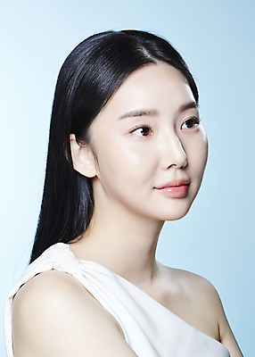 포토 JPG 스튜디오촬영 응시 여자 한명 미소 상반신 20대 성인 옆모습 뷰티 한국인 의료성형뷰티 성인여자한명만 국내포토 1 시선 뷰포인트 실내 표정 사람 동양인 청년 여자한명만 성인여자만 파일형식