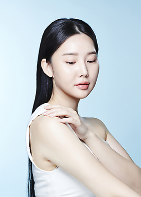 포토 JPG 스튜디오촬영 응시 여자 한명 미소 상반신 20대 성인 옆모습 뷰티 한국인 의료성형뷰티 성인여자한명만 내려보기 어깨에손 국내포토 1 시선 뷰포인트 모션 실내 표정 사람 동양인 청년 여자한명만 성인여자만 파일형식