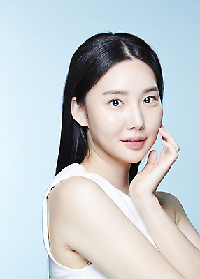 포토 JPG 스튜디오촬영 응시 여자 한명 미소 손짓 상반신 20대 성인 옆모습 뷰티 한국인 의료성형뷰티 성인여자한명만 국내포토 1 시선 뷰포인트 모션 실내 표정 사람 동양인 청년 여자한명만 성인여자만 파일형식