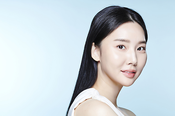 포토 JPG 스튜디오촬영 응시 여자 한명 미소 상반신 20대 성인 옆모습 뷰티 한국인 의료성형뷰티 성인여자한명만 국내포토 1 시선 뷰포인트 실내 표정 사람 동양인 청년 여자한명만 성인여자만 파일형식