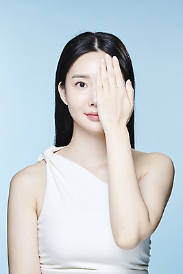 포토 JPG 스튜디오촬영 응시 여자 한명 미소 상반신 20대 성인 앞모습 뷰티 한국인 눈가림 의료성형뷰티 성인여자한명만 국내포토 1 시선 뷰포인트 실내 표정 사람 동양인 청년 가림 여자한명만 성인여자만 파일형식