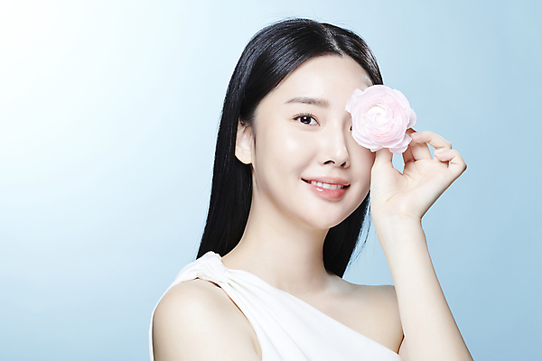 포토 JPG 스튜디오촬영 응시 여자 꽃 한명 미소 들기 상반신 20대 성인 앞모습 뷰티 장미 한국인 눈가림 의료성형뷰티 성인여자한명만 국내포토 식물 1 시선 뷰포인트 모션 실내 표정 사람 동양인 청년 가림 여자한명만 성인여자만 파일형식