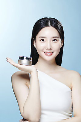 포토 JPG 스튜디오촬영 응시 여자 한명 미소 들기 상반신 20대 성인 앞모습 뷰티 화장품 한국인 피부관리 스킨케어 기초화장품 의료성형뷰티 성인여자한명만 국내포토 1 시선 뷰포인트 모션 실내 표정 사람 동양인 청년 여자한명만 성인여자만 파일형식