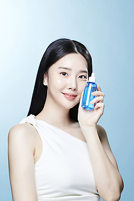 포토 JPG 스튜디오촬영 응시 여자 한명 미소 들기 상반신 20대 성인 앞모습 뷰티 화장품 한국인 피부관리 스킨케어 기초화장품 의료성형뷰티 성인여자한명만 국내포토 1 시선 뷰포인트 모션 실내 표정 사람 동양인 청년 여자한명만 성인여자만 파일형식