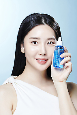 포토 JPG 스튜디오촬영 응시 여자 한명 미소 들기 상반신 20대 성인 앞모습 뷰티 화장품 한국인 피부관리 스킨케어 기초화장품 의료성형뷰티 성인여자한명만 국내포토 1 시선 뷰포인트 모션 실내 표정 사람 동양인 청년 여자한명만 성인여자만 파일형식