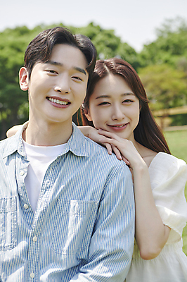 포토 JPG 주간 커플 응시 여자 남자 데이트 함께함 사랑 미소 상반신 20대 성인 야외 두명 앞모습 아웃포커스 기댐 다정 한국인 연애 한강공원 성인만 어깨에손 국내포토 자연요소 시선 공원 감정 뷰포인트 컨셉 관계 모션 촬영기법 표정 사람 동양인 청년 한강 파일형식