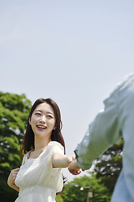 포토 JPG 주간 커플 응시 여자 남자 데이트 함께함 사랑 미소 상반신 20대 성인 야외 두명 옆모습 뒷모습 손잡기 다정 한국인 연애 한강공원 성인만 국내포토 자연요소 시선 공원 감정 뷰포인트 컨셉 관계 모션 표정 사람 동양인 청년 한강 파일형식