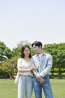 포토 JPG 주간 커플 응시 여자 남자 데이트 함께함 사랑 서기 미소 상반신 20대 성인 야외 두명 앞모습 팔짱 다정 한국인 연애 손모으기 한강공원 성인만 국내포토 자연요소 시선 공원 감정 뷰포인트 컨셉 관계 모션 표정 사람 동양인 손짓 청년 한강 파일형식