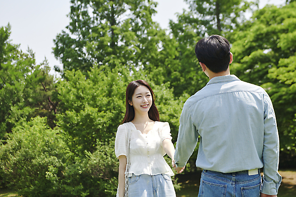 포토 JPG 주간 커플 응시 여자 남자 데이트 함께함 사랑 미소 상반신 20대 성인 야외 두명 앞모습 뒷모습 손잡기 다정 한국인 연애 한강공원 성인만 국내포토 자연요소 시선 공원 감정 뷰포인트 컨셉 관계 모션 표정 사람 동양인 청년 한강 파일형식
