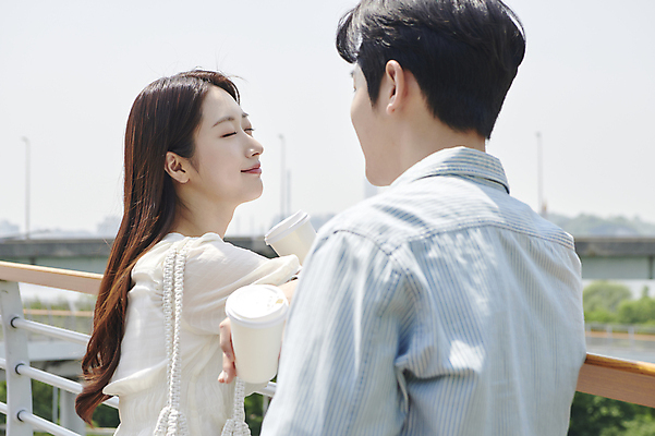 포토 JPG 주간 커플 응시 여자 남자 커피 데이트 함께함 사랑 미소 들기 상반신 20대 성인 야외 두명 옆모습 뒷모습 눈감음 다정 한국인 연애 한강공원 성인만 국내포토 자연요소 시선 공원 감정 음료 뷰포인트 컨셉 관계 모션 표정 사람 동양인 청년 한강 파일형식