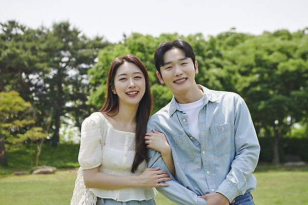 포토 JPG 주간 커플 응시 여자 남자 데이트 함께함 사랑 미소 상반신 20대 성인 야외 두명 앞모습 팔짱 다정 한국인 연애 한강공원 성인만 국내포토 자연요소 시선 공원 감정 뷰포인트 컨셉 관계 모션 표정 사람 동양인 청년 한강 파일형식