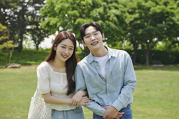 포토 JPG 주간 커플 응시 여자 남자 데이트 함께함 사랑 미소 상반신 20대 성인 야외 두명 앞모습 팔짱 다정 한국인 연애 한강공원 성인만 국내포토 자연요소 시선 공원 감정 뷰포인트 컨셉 관계 모션 표정 사람 동양인 청년 한강 파일형식