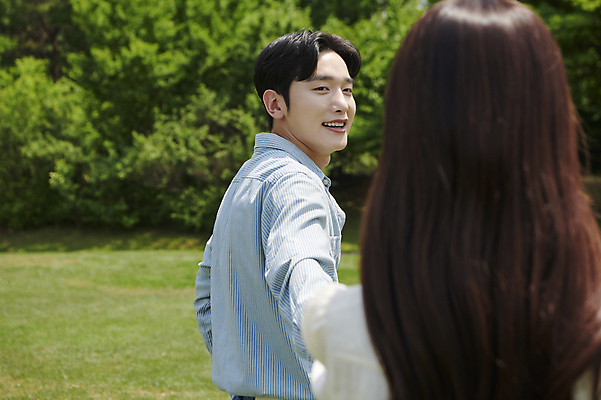 포토 JPG 주간 커플 응시 여자 남자 데이트 함께함 사랑 미소 상반신 20대 성인 야외 두명 옆모습 뒷모습 손잡기 다정 한국인 뒤돌아보기 연애 한강공원 성인만 국내포토 자연요소 시선 공원 감정 뷰포인트 컨셉 관계 모션 표정 사람 동양인 청년 한강 파일형식
