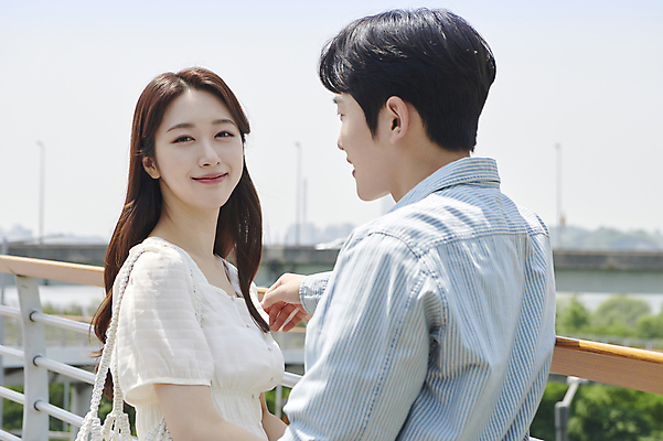 포토 JPG 주간 커플 응시 여자 남자 데이트 함께함 사랑 미소 상반신 20대 성인 야외 두명 옆모습 뒷모습 다정 한국인 연애 한강공원 성인만 국내포토 자연요소 시선 공원 감정 뷰포인트 컨셉 관계 표정 사람 동양인 청년 한강 파일형식