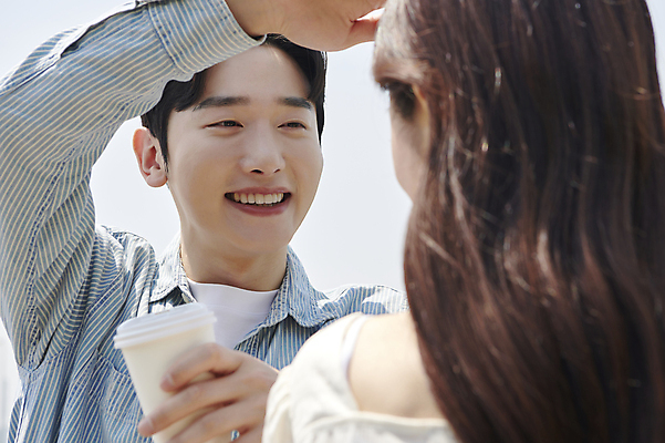 포토 JPG 주간 커플 응시 여자 남자 커피 데이트 함께함 사랑 미소 들기 상반신 20대 성인 야외 두명 앞모습 뒷모습 손들기 다정 한국인 연애 한강공원 성인만 국내포토 자연요소 시선 공원 감정 음료 뷰포인트 컨셉 관계 모션 표정 사람 동양인 청년 한강 파일형식
