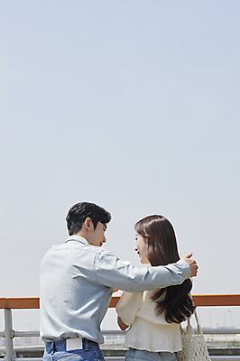 포토 JPG 주간 커플 응시 여자 남자 데이트 안기 하늘 함께함 사랑 상반신 20대 성인 야외 두명 뒷모습 마주보기 다정 한국인 연애 한강공원 성인만 국내포토 자연요소 시선 공원 감정 뷰포인트 컨셉 관계 모션 사람 동양인 청년 한강 파일형식