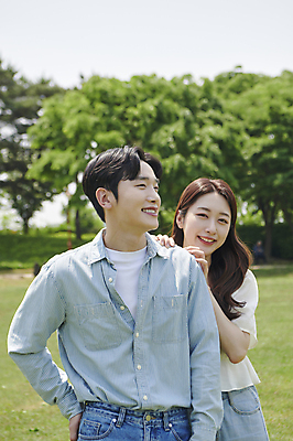 포토 JPG 주간 커플 응시 여자 남자 허리손 데이트 함께함 사랑 미소 상반신 20대 성인 야외 두명 앞모습 다정 한국인 연애 한강공원 성인만 어깨에손 국내포토 자연요소 시선 공원 감정 뷰포인트 포즈 컨셉 관계 모션 표정 사람 동양인 청년 한강 파일형식