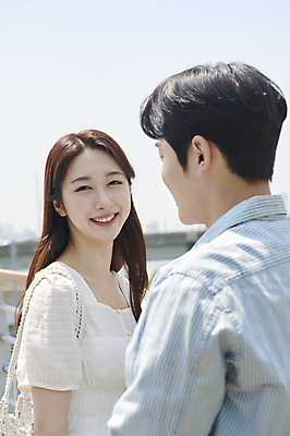 포토 JPG 주간 커플 응시 여자 남자 데이트 함께함 사랑 미소 상반신 20대 성인 야외 두명 옆모습 뒷모습 다정 한국인 연애 한강공원 성인만 국내포토 자연요소 시선 공원 감정 뷰포인트 컨셉 관계 표정 사람 동양인 청년 한강 파일형식