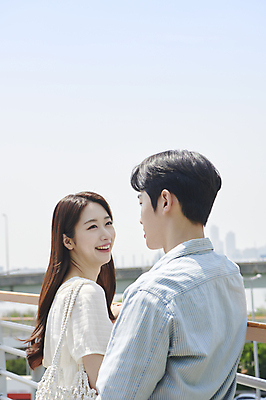 포토 JPG 주간 커플 응시 여자 남자 데이트 하늘 함께함 사랑 미소 상반신 20대 성인 야외 두명 옆모습 뒷모습 마주보기 다정 한국인 연애 한강공원 성인만 국내포토 자연요소 시선 공원 감정 뷰포인트 컨셉 관계 모션 표정 사람 동양인 청년 한강 파일형식