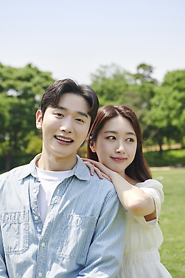 포토 JPG 주간 커플 응시 여자 남자 데이트 함께함 사랑 미소 상반신 20대 성인 야외 두명 앞모습 기댐 다정 한국인 연애 한강공원 성인만 어깨에손 국내포토 자연요소 시선 공원 감정 뷰포인트 컨셉 관계 모션 표정 사람 동양인 청년 한강 파일형식