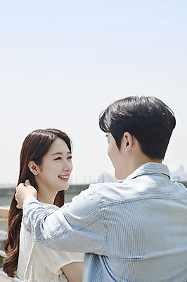 포토 JPG 주간 커플 응시 여자 남자 데이트 함께함 사랑 미소 손짓 상반신 20대 성인 야외 두명 옆모습 뒷모습 마주보기 다정 한국인 연애 한강공원 성인만 국내포토 자연요소 시선 공원 감정 뷰포인트 컨셉 관계 모션 표정 사람 동양인 청년 한강 파일형식