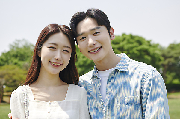 포토 JPG 주간 커플 응시 여자 남자 데이트 함께함 사랑 미소 상반신 20대 성인 야외 두명 앞모습 다정 한국인 연애 한강공원 성인만 국내포토 자연요소 시선 공원 감정 뷰포인트 컨셉 관계 표정 사람 동양인 청년 한강 파일형식