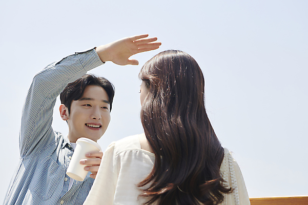 포토 JPG 주간 커플 응시 여자 남자 커피 데이트 함께함 사랑 미소 들기 상반신 20대 성인 야외 두명 앞모습 뒷모습 손들기 다정 한국인 가림 연애 한강공원 성인만 국내포토 자연요소 시선 공원 감정 음료 뷰포인트 컨셉 관계 모션 표정 사람 동양인 청년 한강 파일형식
