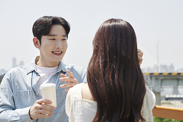 포토 JPG 주간 커플 응시 여자 남자 커피 데이트 함께함 사랑 미소 들기 상반신 20대 성인 야외 두명 앞모습 뒷모습 다정 한국인 연애 한강공원 성인만 국내포토 자연요소 시선 공원 감정 음료 뷰포인트 컨셉 관계 모션 표정 사람 동양인 청년 한강 파일형식