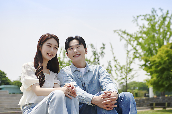 포토 JPG 주간 커플 응시 여자 남자 데이트 휴식 함께함 사랑 미소 앉기 상반신 20대 성인 야외 두명 앞모습 옆모습 다정 한국인 연애 손모으기 한강공원 성인만 국내포토 자연요소 시선 공원 감정 뷰포인트 컨셉 관계 모션 표정 사람 동양인 손짓 청년 한강 파일형식