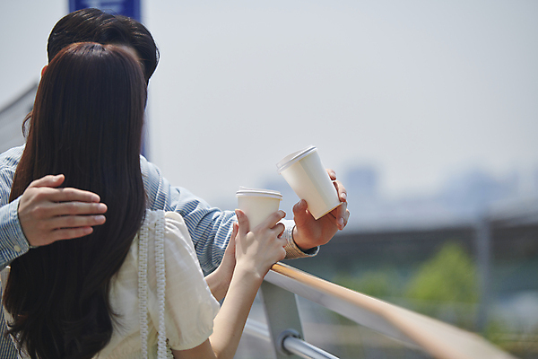 포토 JPG 주간 커플 여자 남자 커피 데이트 함께함 사랑 들기 상반신 20대 성인 야외 두명 앞모습 뒷모습 아웃포커스 다정 한국인 연애 감싸기 한강공원 성인만 국내포토 자연요소 공원 감정 음료 뷰포인트 컨셉 관계 모션 촬영기법 사람 동양인 청년 한강 파일형식